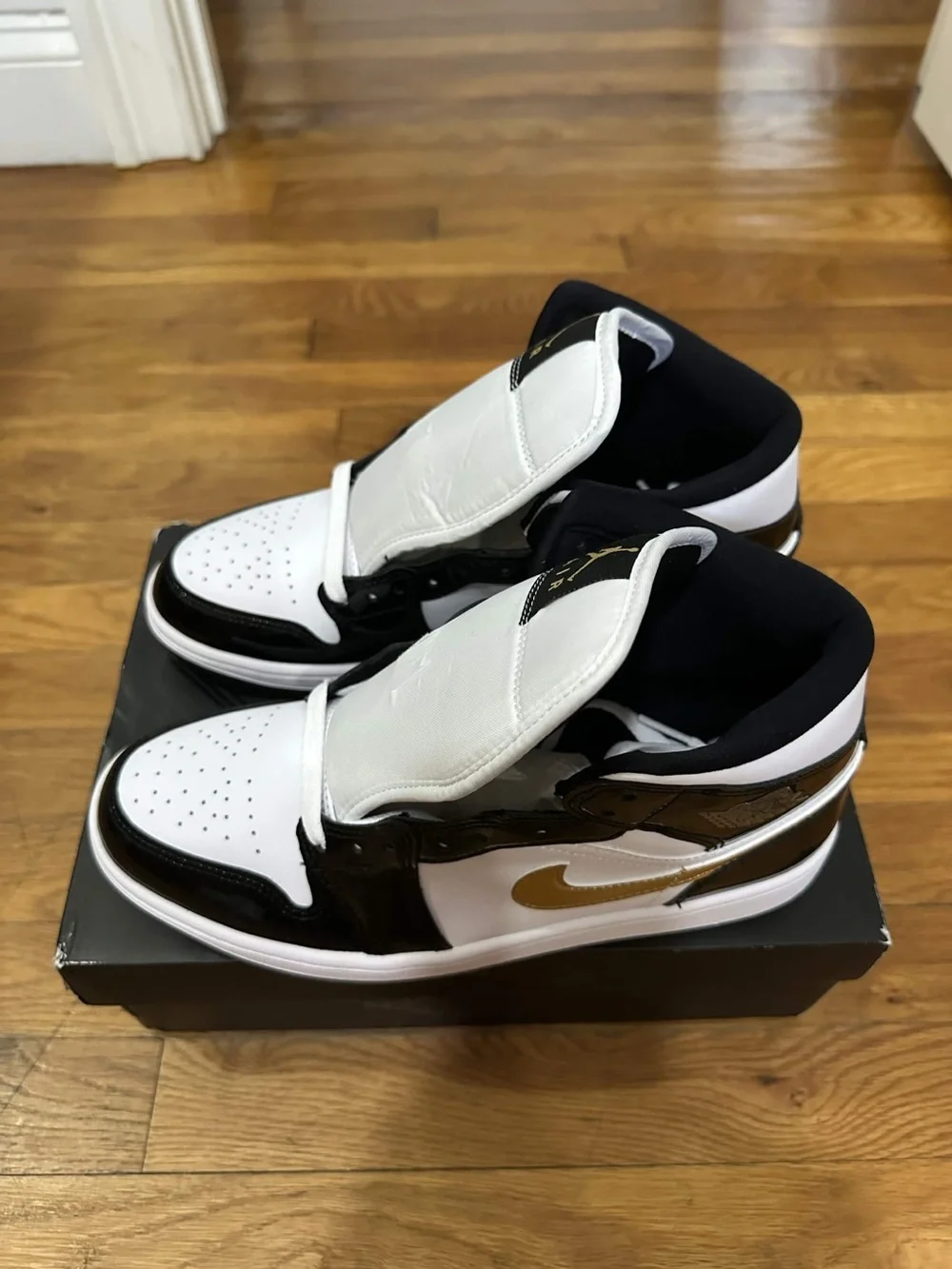 *Slightly Used* Jordan 1 Mid Men White Gold (852542-007) Size 8.5 *Damaged Box*